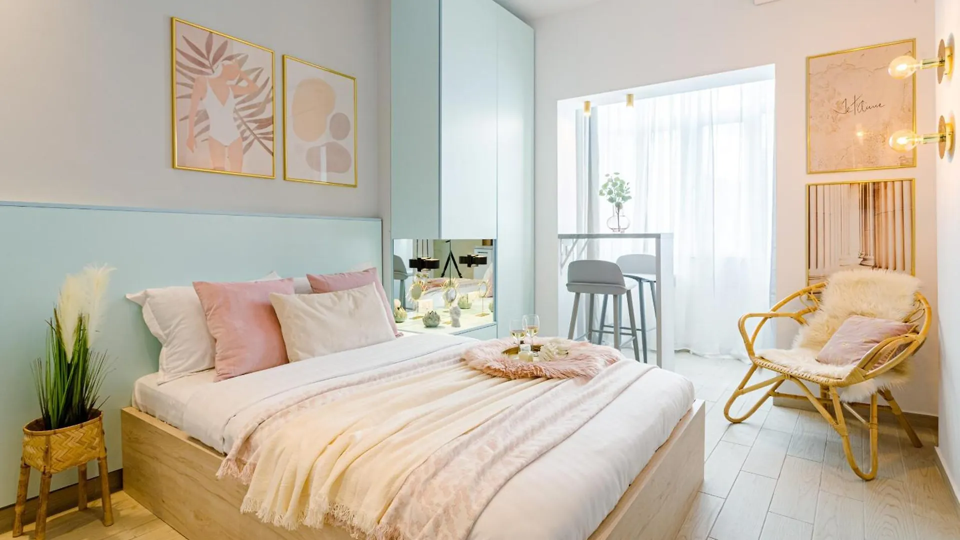 Downtown Studios - Your Modern Escape Near Ateneul Roman location