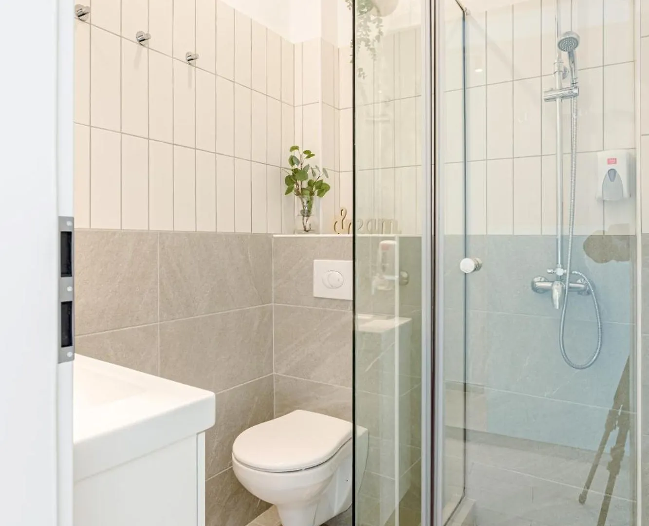 Downtown Studios - Your Modern Escape Near Ateneul Roman Bucharest 0*,  Romania