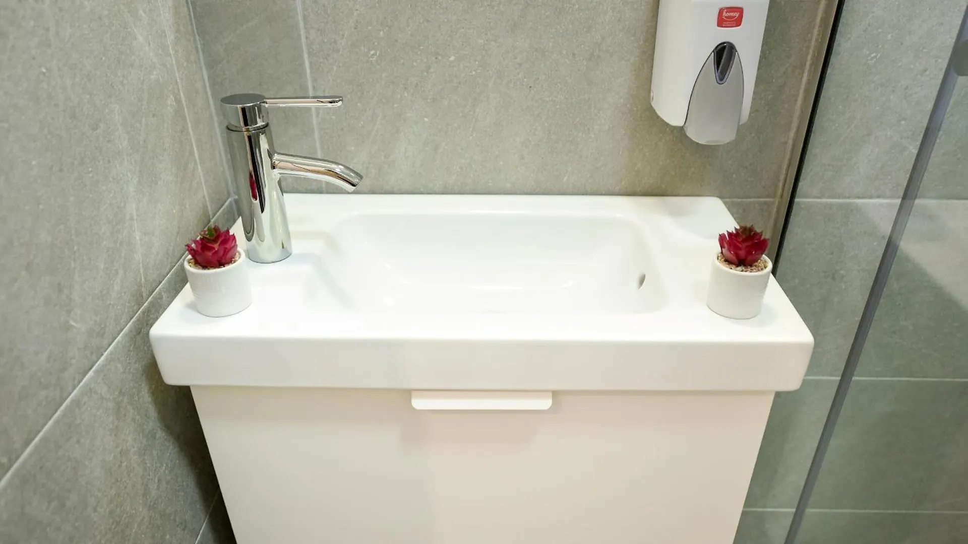 Apartment Downtown Studios - Your Modern Escape Near Ateneul Roman Bucharest