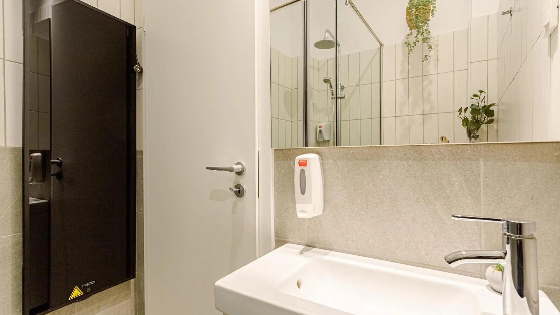 Downtown Studios - Your Modern Escape Near Ateneul Roman Bucharest Apartment