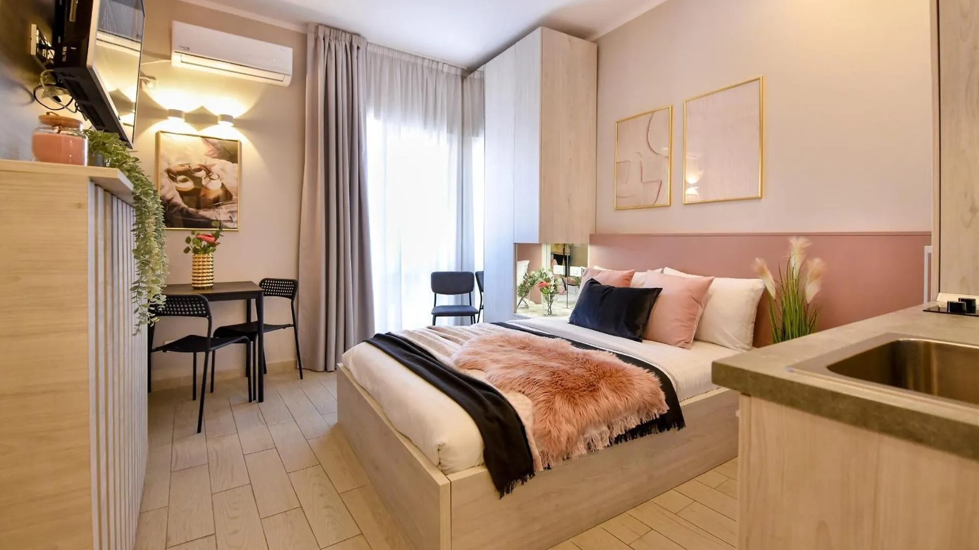 Downtown Studios - Your Modern Escape Near Ateneul Roman Bucharest Romania