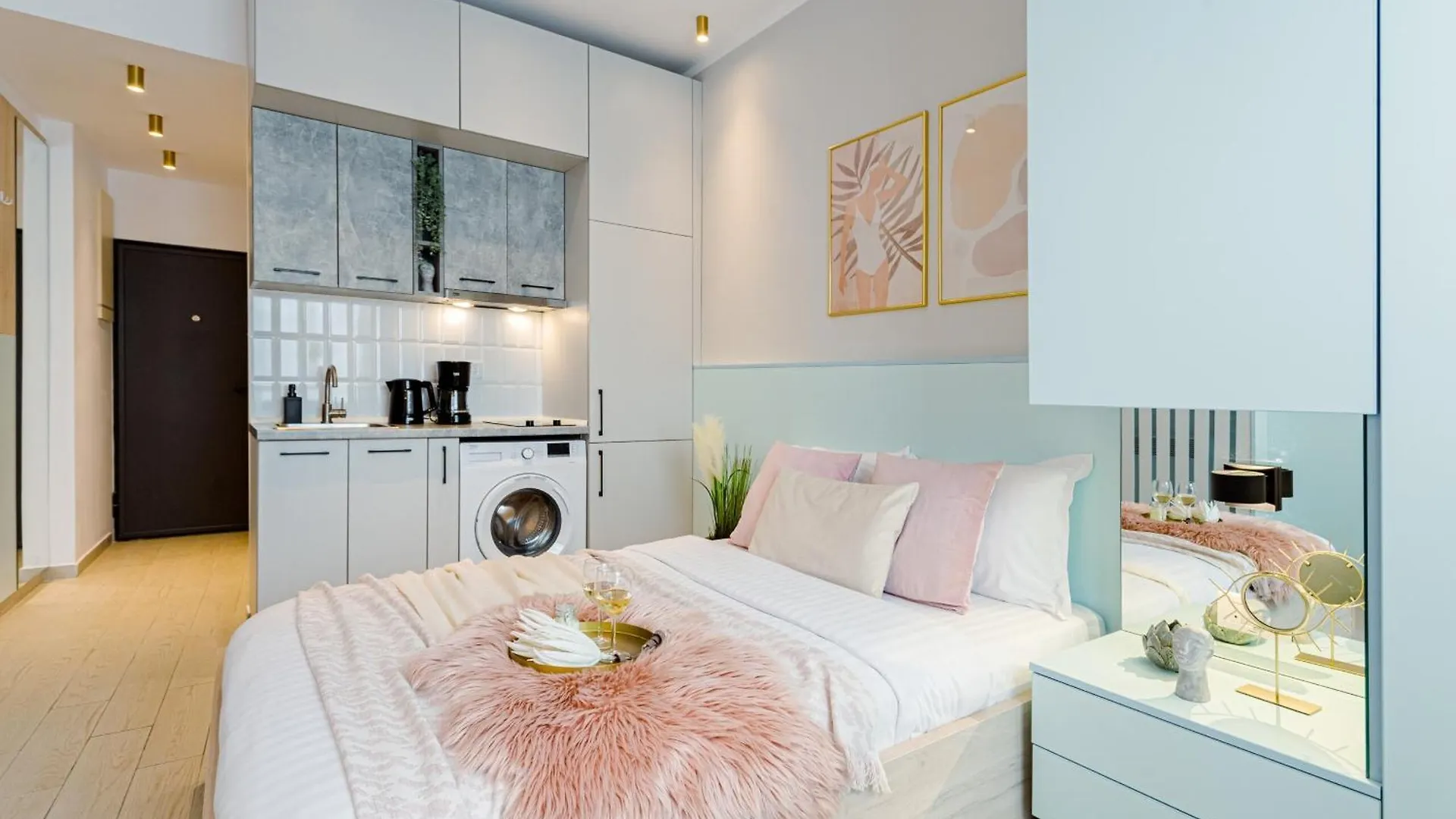 Apartment Downtown Studios - Your Modern Escape Near Ateneul Roman Bucharest